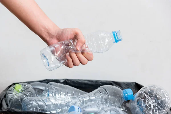 Plastové Láhve Černých Pytlích Odpadky Čekající Recyklaci — Stock fotografie