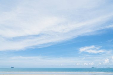 Açık mavi gökyüzü arkaplanı, arka planda bulutlar.