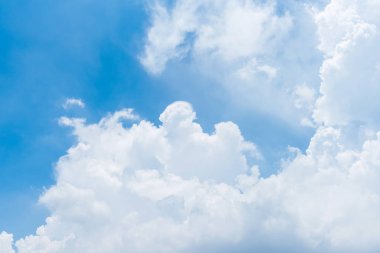 Açık mavi gökyüzü arkaplanı, arka planda bulutlar.