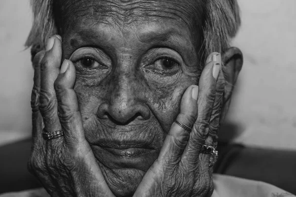 Yaşlı Kadının Yalnız Gaze Demans Alzheimer Hastalığı — Stok fotoğraf