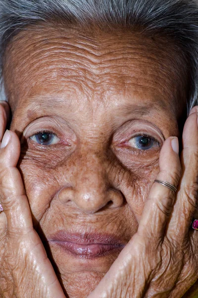 Die Alte Frau Fällt Einsam Demenz Und Alzheimer — Stockfoto