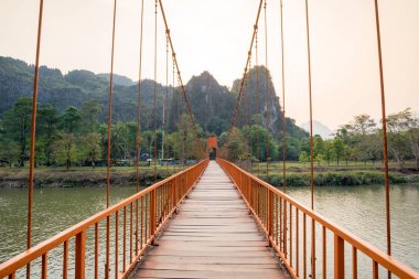 Turuncu köprü üzerinde şarkı nehir Vang Vieng, Laos dönüm noktası 