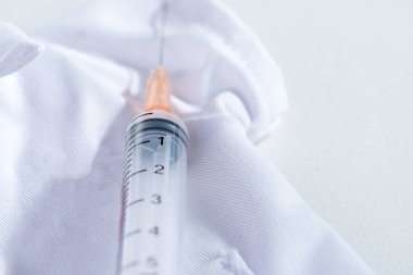 Beyaz arka plan üzerinde Hipodermik İğne (enjeksiyon iğne) 