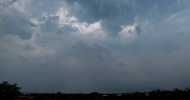 Arka planda kara fırtına bulutları, fırtına öncesi kara bulutlar..