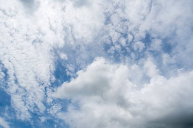 Arka planda kara fırtına bulutları, fırtına öncesi kara bulutlar..