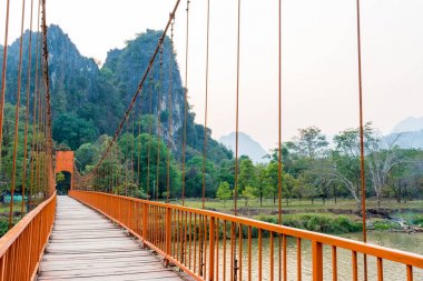Turuncu köprü üzerinde şarkı nehir Vang Vieng, Laos dönüm noktası 