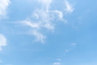 Açık mavi gökyüzü arkaplanı, arka planda bulutlar.