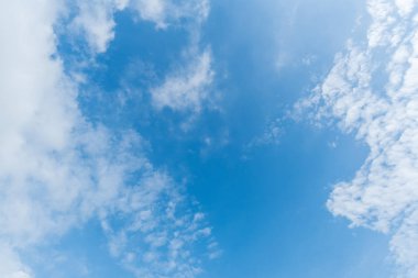 Açık mavi gökyüzü arkaplanı, arka planda bulutlar.