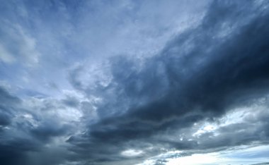 Arka planda kara fırtına bulutları, fırtına öncesi kara bulutlar..