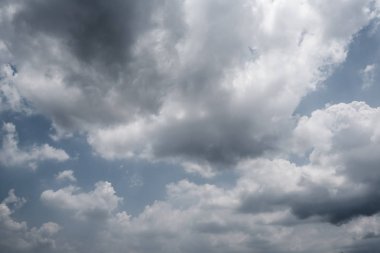Arka planda kara fırtına bulutları, fırtına öncesi kara bulutlar..