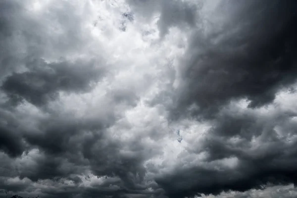 Dunkle Gewitterwolken Mit Hintergrund Dunkle Wolken Vor Einem Gewitter — Stockfoto