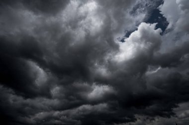 Arka planda kara fırtına bulutları, fırtına öncesi kara bulutlar..