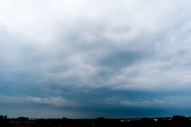 Arka planda kara fırtına bulutları, fırtına öncesi kara bulutlar..