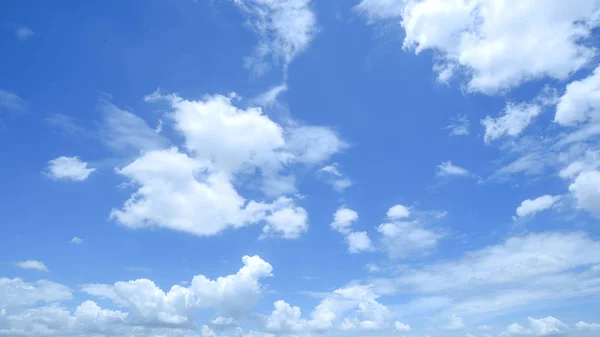 Tiszta Kék Háttér Felhők Háttérrel — Stock Fotó