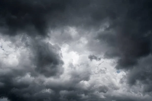 Dunkle Gewitterwolken Mit Hintergrund Dunkle Wolken Vor Einem Gewitter — Stockfoto