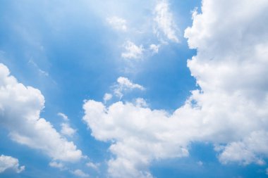 Açık mavi gökyüzü arkaplanı, arka planda bulutlar.