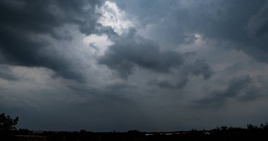 Arka planda kara fırtına bulutları, fırtına öncesi kara bulutlar..