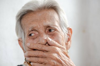 Yaşlı kadının yalnız Gaze. (demans ve Alzheimer hastalığı)