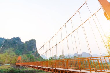 Turuncu köprü üzerinde şarkı nehir Vang Vieng, Laos dönüm noktası 