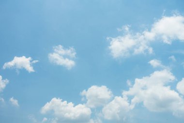 Açık mavi gökyüzü arkaplanı, arka planda bulutlar.