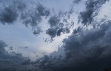 Arka planda kara fırtına bulutları, fırtına öncesi kara bulutlar..