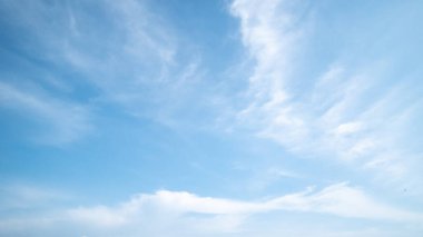 Açık mavi gökyüzü arkaplanı, arka planda bulutlar.