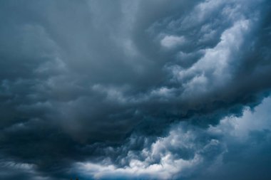 Arka planda kara fırtına bulutları, fırtına öncesi kara bulutlar..