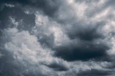 Arka planda kara fırtına bulutları, fırtına öncesi kara bulutlar..