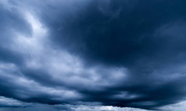 Arka planda kara fırtına bulutları, fırtına öncesi kara bulutlar..