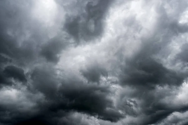Dunkle Gewitterwolken Mit Hintergrund Dunkle Wolken Vor Einem Gewitter — Stockfoto