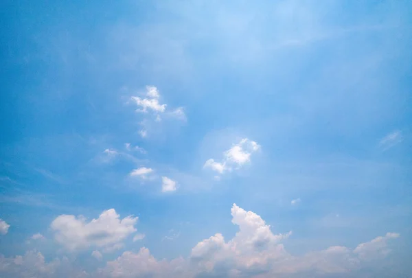 Jelas Langit Biru Latar Belakang Awan Dengan Latar Belakang — Stok Foto