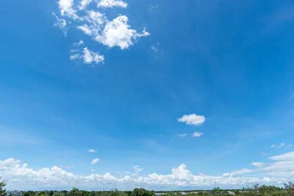 Splendido Panorama Cielo Azzurro Chiaro Sfondo Nuvole Con Sfondo — Foto Stock