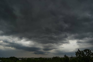 Arka planda kara fırtına bulutları, fırtına öncesi kara bulutlar..