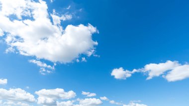 Açık mavi gökyüzü arkaplanı, arka planda bulutlar.