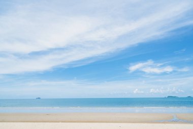 Açık mavi gökyüzü arkaplanı, arka planda bulutlar.