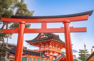 Fushimi Inari Taisha 'nın (Fushimi Inari Tapınağı) en güzel bakış açısı Japonya' nın Kyoto kentinde popüler bir turizm merkezidir. Fushimi Inari-taisha Kapısı (Fushimiinari-taisha))