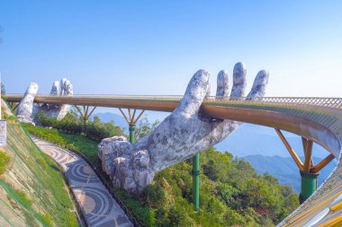 Da nang, VİETNAM - 03 Mayıs Vietnam 'ın ortasındaki Da Nang şehrinin batısındaki dağlarda bulunan Da Nang, Vietnam' daki en güzel Viewpoint Altın Köprüsü..