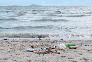 Kirli deniz kumlu kıyı, çevresel kirlilik, okyanustaki plastik su şişeleri kirliliği (Deniz enkazı)