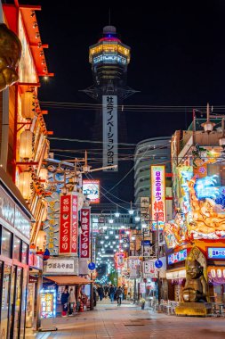 Osaka, Japonya -2 Aralık - Shinsekai ünlü aşçılık bölgesi Osaka, Tsutenkaku Kulesi 'nden gökdelen manzarası sunar, Shinsekai (Yeni Dünya) Güney Osaka' nın şehir merkezi Minami 'nin hemen yanında yer alan eski bir mahalledir..