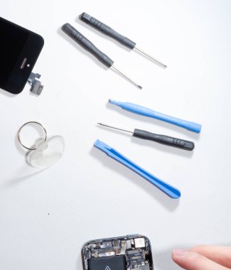 Belgili tanımlık smartphone hasar oldu ve beyaz arka plan üzerinde tamirci eller tarafından stand hangi araçları akıllı telefon tamir gerekir.