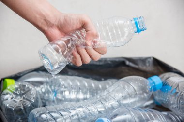 Siyah çöp torbalarındaki plastik şişeler geri dönüşüm için alınmayı bekliyor..