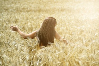 Özgürlüğün altın çivileri arasında güzel bir kız.
