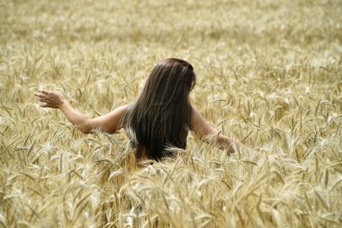 Özgürlüğün altın çivileri arasında güzel bir kız.
