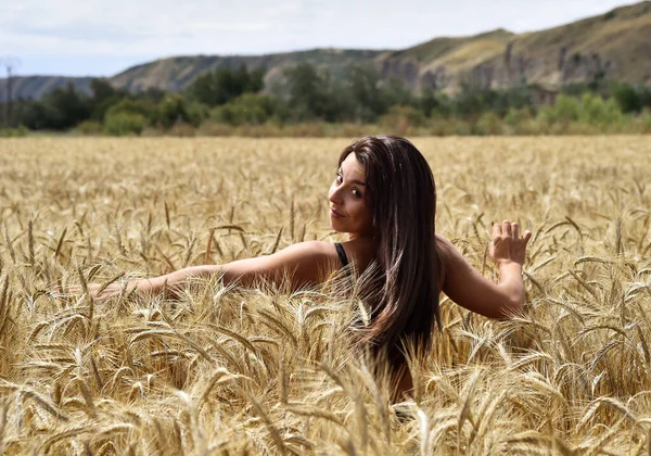 Beautiful Girl Field Golden Spikes Freedom — Stockfoto
