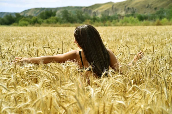 Uma Menina Bonita Campo Picos Dourados Liberdade — Fotografia de Stock