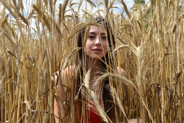 Uma Menina Bonita Lançado Campo Picos Novo Normal 2020 — Fotografia de Stock