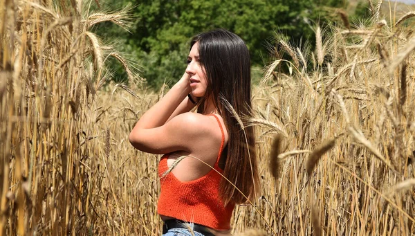 Beautiful Girl Released Field Spikes New Normal 2020 — Stock Photo, Image