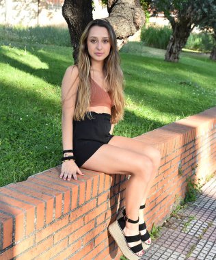 Parkta güzel gözlü güzel sarışın bir kız.