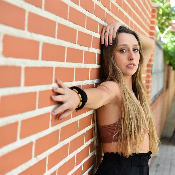 Uma Menina Loira Bonita Com Olhos Bonitos Parque — Fotografia de Stock