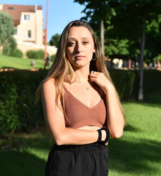 Une Jolie Blonde Aux Beaux Yeux Dans Parc — Photo